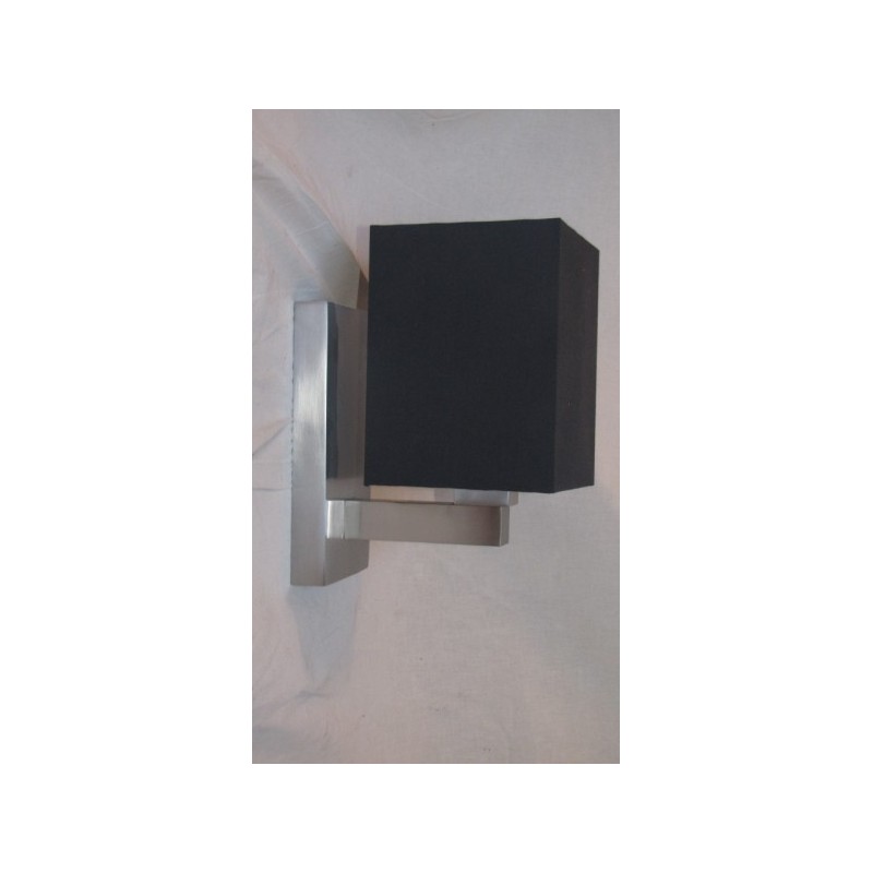 https://www.styles-interiors.ch/2477-thickbox/applique-moderne-cube-abat-jour-noir-base-inox-haut-29-cm-larg-15-cm-prof-22-cm.jpg