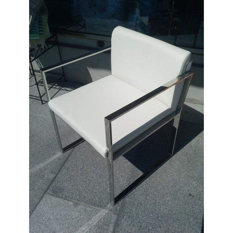 https://www.styles-interiors.ch/4340-thickbox/fauteuil-marco-polo-structure-metal-argente-avec-coussins-cuir-blanc-casse-l55-p55-h73-cm.jpg