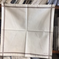 serviette BEAUVILLE - 52 x 52 cm blanc cassé, ligne taupe 11541-35