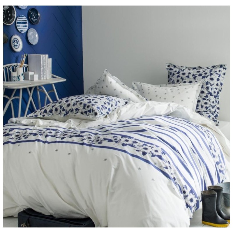 https://www.styles-interiors.ch/6142-thickbox/taie-d-oreiller-belle-ile-bleu-blanc-avec-fleurs-dim65-x-65-cm-essix.jpg