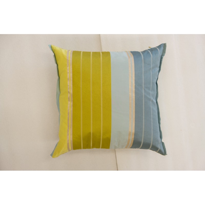 https://www.styles-interiors.ch/6384-thickbox/coussin-designers-guild-jaune-bleu-clair-bleu-fonce.jpg