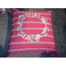 Coussin rayures rouges avec couronne de fleurs PIERRE FREY