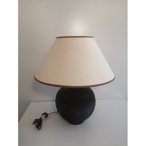 LAMPE V. Pierre Base en bois strié. Haut 50 cm Larg 47 cm