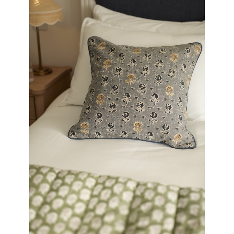 https://www.styles-interiors.ch/9617-thickbox/clover-cushion-45x45cm-navy.jpg