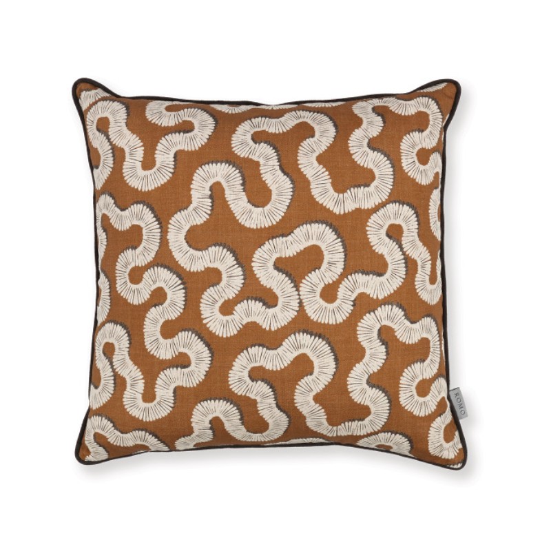 https://www.styles-interiors.ch/9693-thickbox/coussin-romo-50x50cm-kezia-copper.jpg
