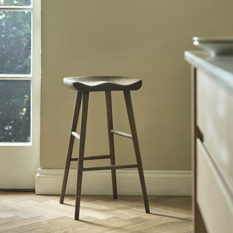 https://www.styles-interiors.ch/9956-thickbox/neptune-ludlow-bar-stool-darkened-oak.jpg